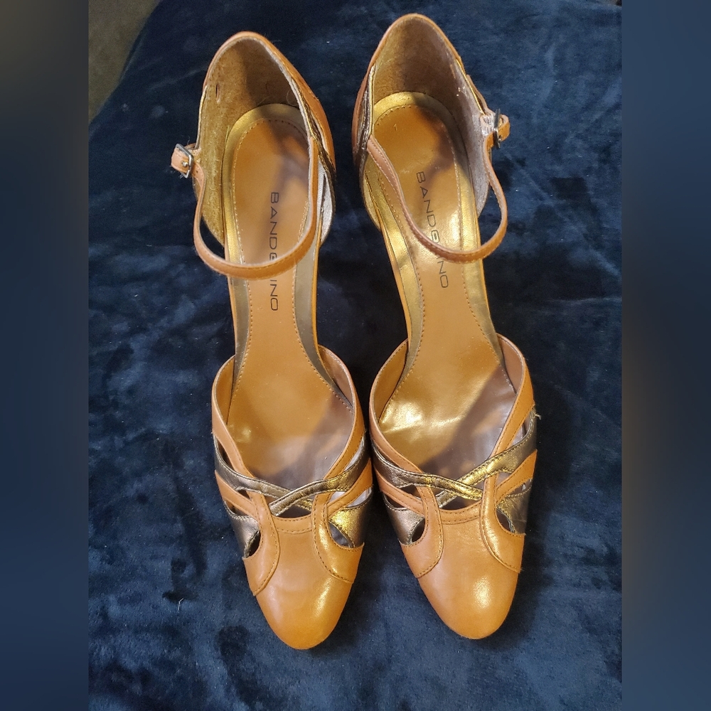Bandolino Women's Tan and Gold Heels